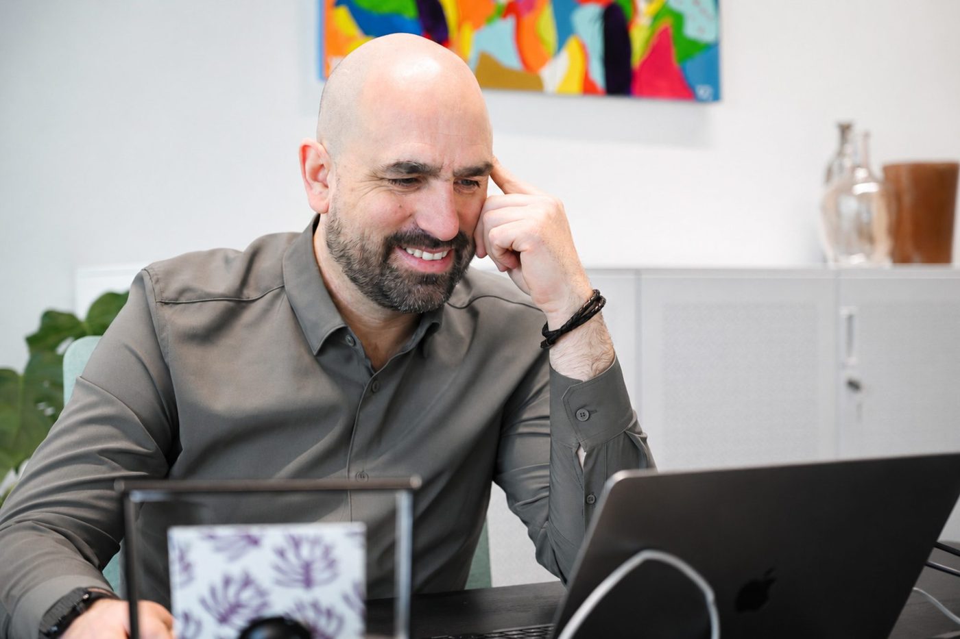 Tom Van Bueren aan het werk achter zijn laptop